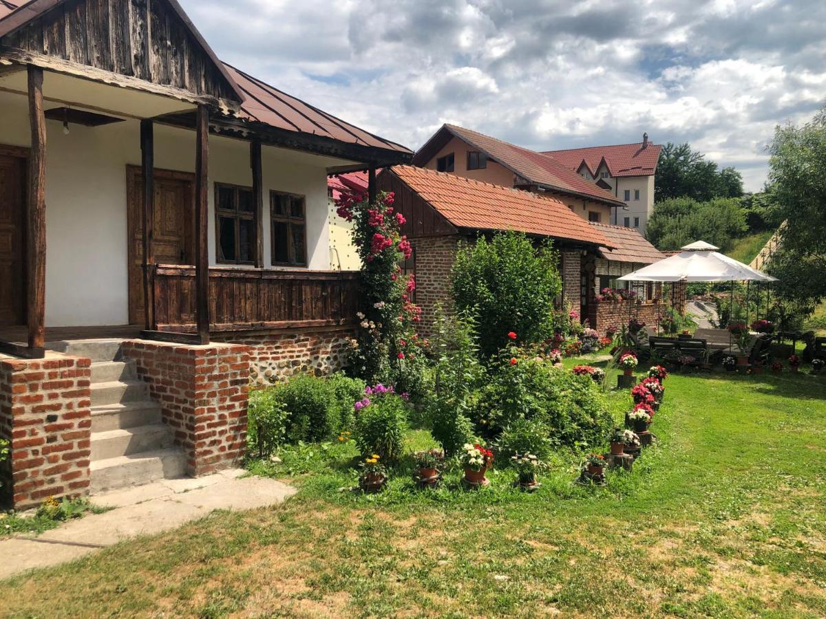 Old Court Villa Curtea De Arges Exterior photo