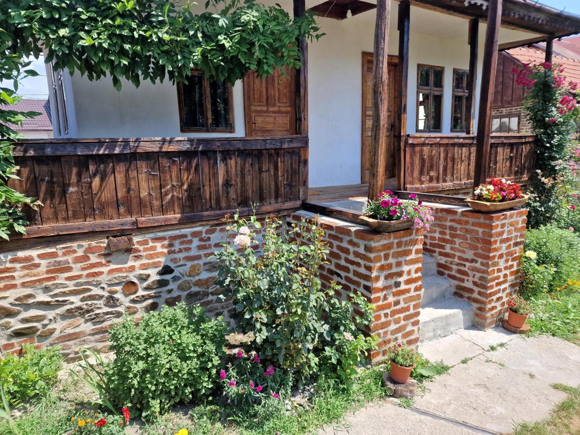 Old Court Villa Curtea De Arges Exterior photo
